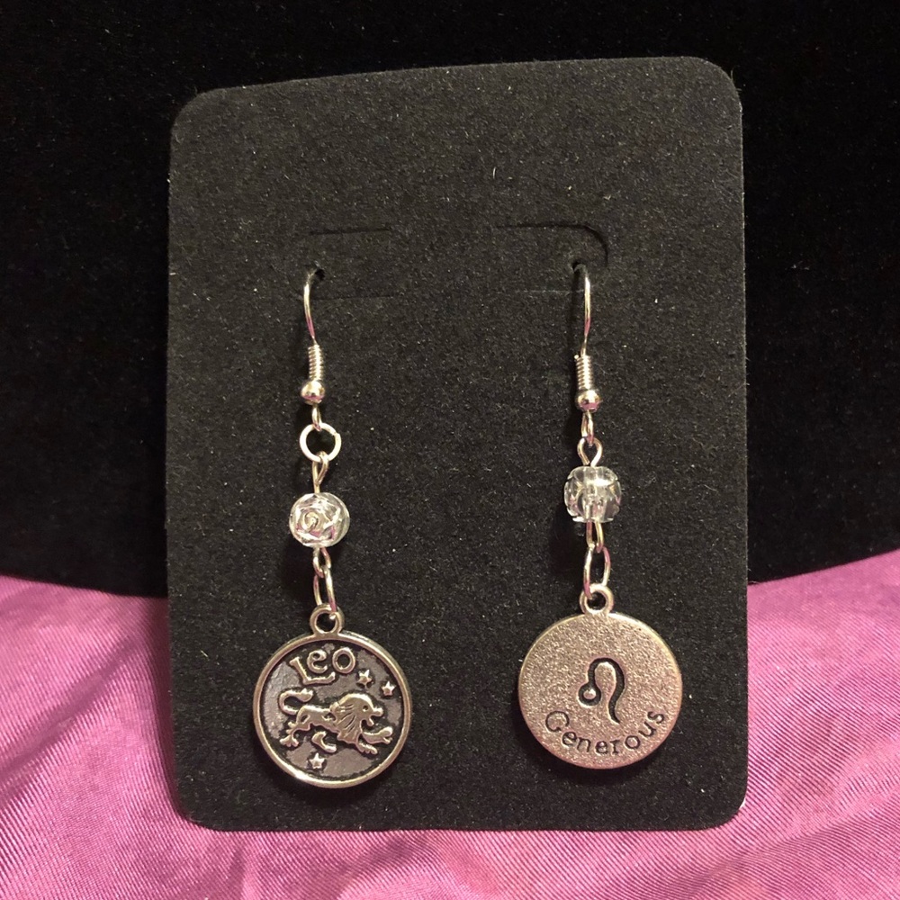 ZODIAC CHARM EARRINGS LEO GENEROUS